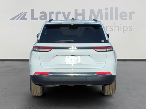 New 2025 Jeep Grand Cherokee Laredo image 4