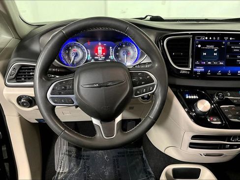 Used 2022 Chrysler Pacifica Touring-L image 5