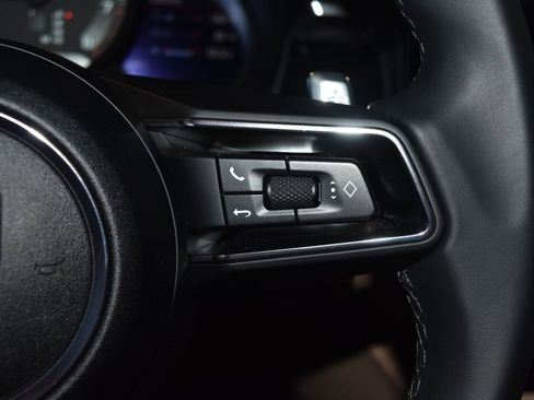 Certified 2025 Porsche Macan AWD/4WD image 11