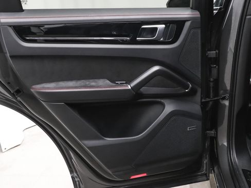Used 2023 Porsche Cayenne GTS w/ Premium Package image 17