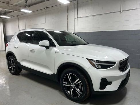 Used 2025 Volvo XC40 B5 Core image 3