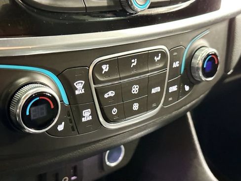Used 2023 Chevrolet Traverse LT FWD image 16