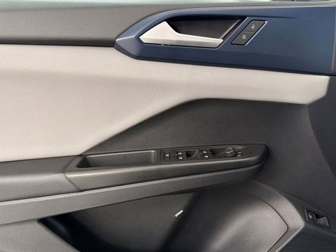 Used 2023 Volkswagen Taos SE w/ Panoramic Sunroof Package image 12