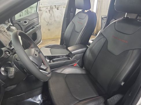 Used 2025 Jeep Compass Trailhawk image 14