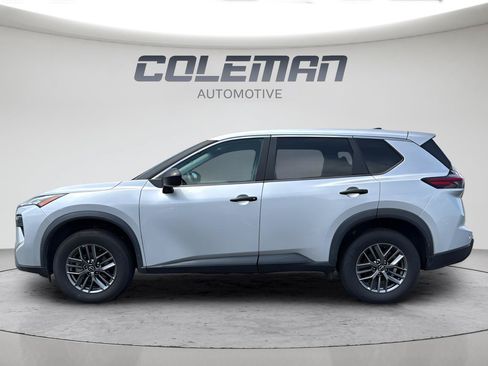 Used 2024 Nissan Rogue S AWD/4WD image 2