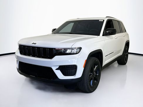 Used 2023 Jeep Grand Cherokee Altitude image 1