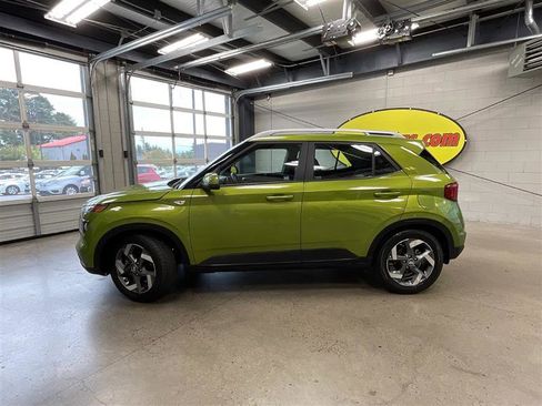 Used 2021 Hyundai Venue SEL FWD image 2