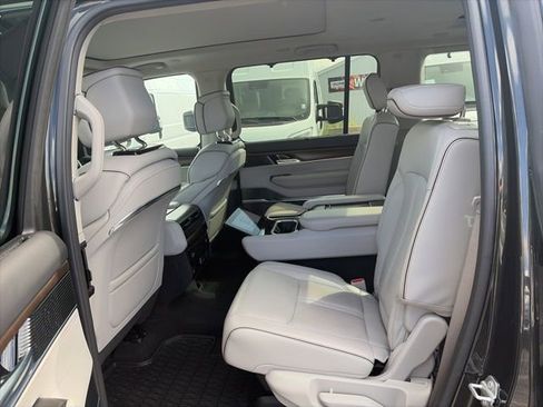 Used 2023 Jeep Grand Wagoneer Series II AWD/4WD image 10