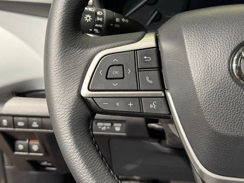Used 2025 Toyota Sienna XLE w/ XLE Plus Package FWD image 26