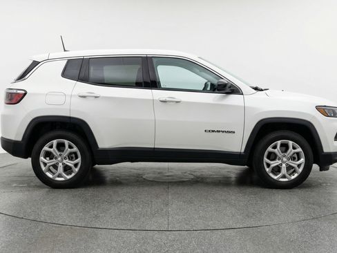 Used 2025 Jeep Compass Latitude AWD/4WD image 11