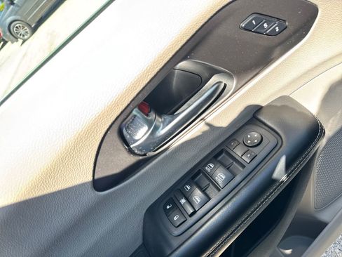 Used 2022 Chrysler Pacifica Touring-L image 11
