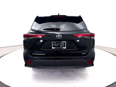 Used 2022 Toyota Highlander XLE FWD image 18