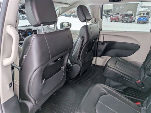 Used 2023 Chrysler Pacifica Touring-L image 25