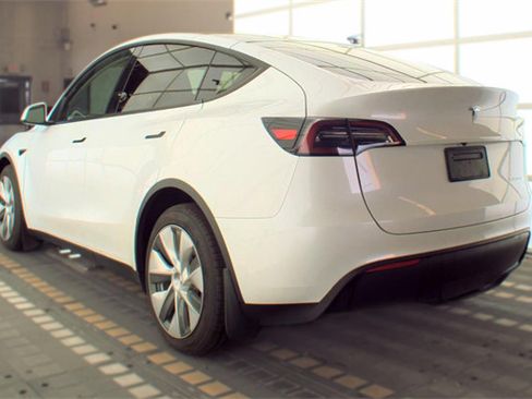 Used 2023 Tesla Model Y Long Range AWD/4WD image 4