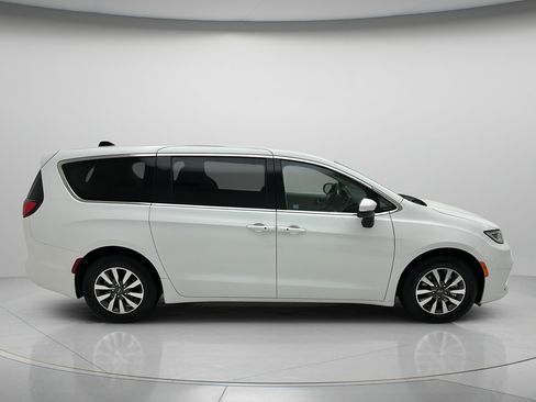 Used 2023 Chrysler Pacifica Touring-L FWD image 4