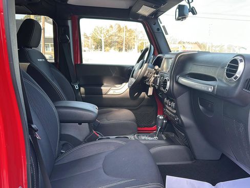 Used 2015 Jeep Wrangler Unlimited Rubicon w/ Connectivity Group image 17