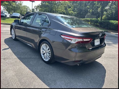 Used 2018 Toyota Camry XLE FWD image 5
