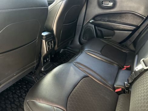Used 2018 Jeep Compass Latitude w/ Popular Equipment Group FWD image 4