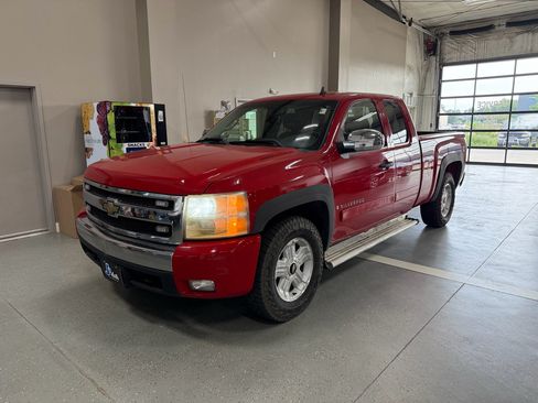 Used 2007 Chevrolet Silverado 1500 LT w/ 1LT Convenience Package AWD/4WD image 2
