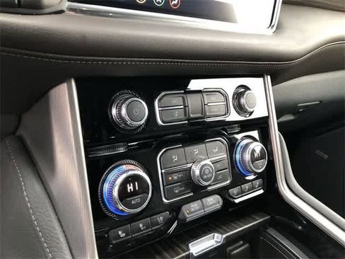 Used 2021 GMC Yukon XL Denali w/ Denali Premium Package image 17