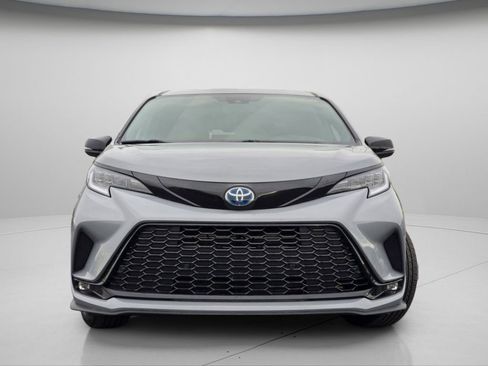 Used 2025 Toyota Sienna XSE w/ XSE Premium Package image 2