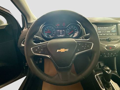 Used 2018 Chevrolet Cruze LT w/ Convenience Package FWD image 12