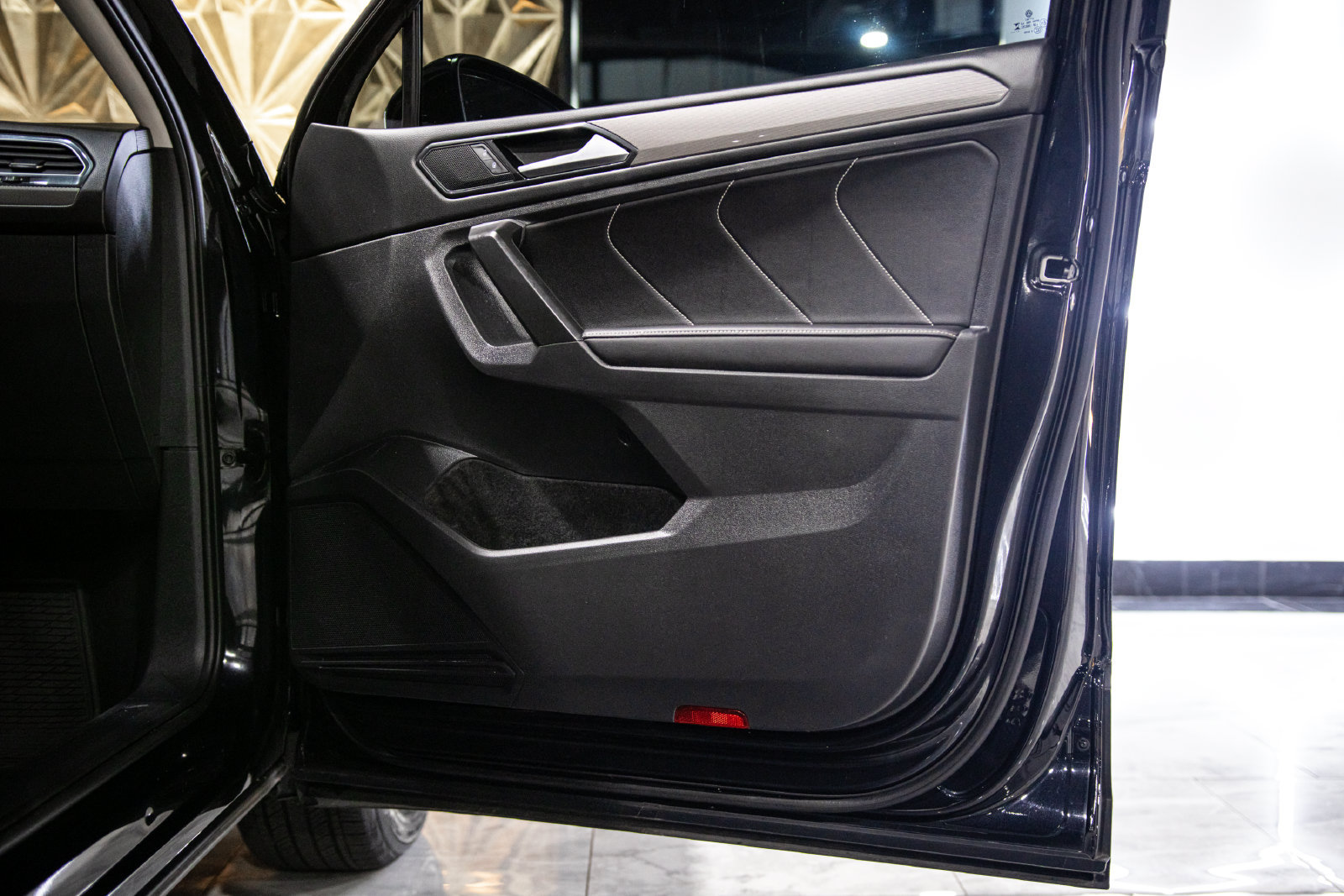 Used 2024 Volkswagen Tiguan SE AWD/4WD image 28