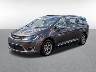 Used 2017 Chrysler Pacifica Limited w/ Advanced Safetytec Group