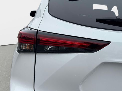 Certified 2025 Toyota Highlander XLE image 10