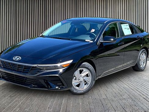 New 2026 Hyundai Elantra SE FWD image 2