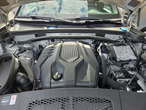Certified 2026 Porsche Macan AWD/4WD image 32