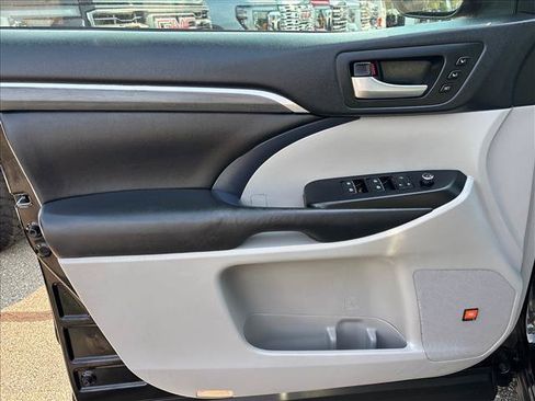 Used 2019 Toyota Highlander Limited FWD image 18