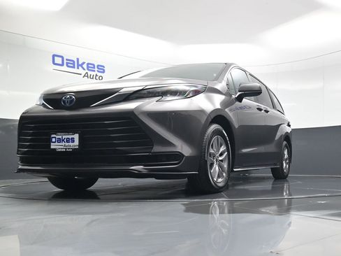 Used 2024 Toyota Sienna LE image 39