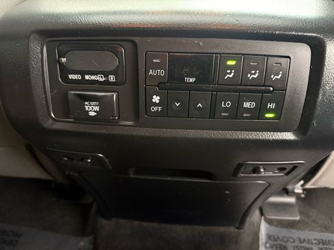 Used 2012 Toyota Sequoia Platinum image 32