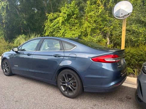 Used 2018 Ford Fusion SE w/ Equipment Group 601A FWD image 3