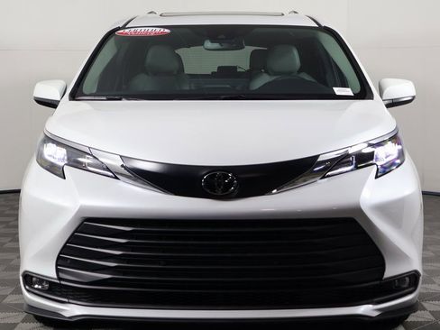 Used 2026 Toyota Sienna XLE FWD image 2