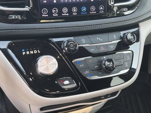 Used 2019 Chrysler Pacifica Limited FWD image 30