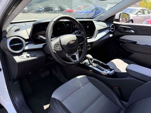 Used 2025 Chevrolet Trax LT w/ LT Convenience Package FWD image 7
