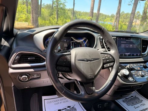 Used 2021 Chrysler Pacifica Touring w/ S Appearance Package FWD image 16
