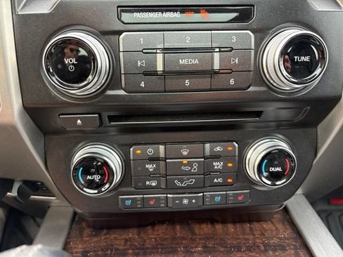 Used 2015 Ford F150 Platinum w/ Equipment Group 701A Luxury AWD/4WD image 28