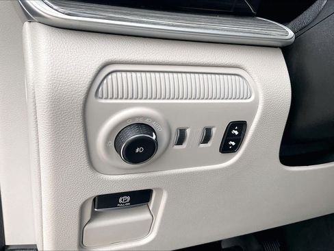 Used 2022 Jeep Wagoneer Series III w/ Flexible Seating Group AWD/4WD image 13