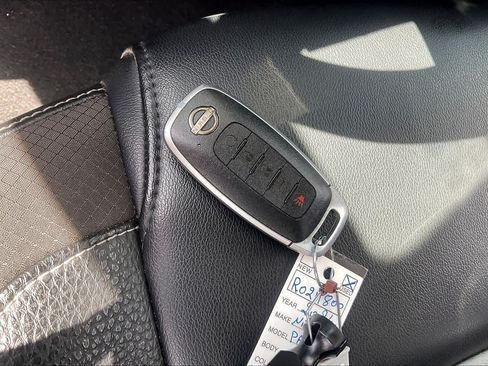 Used 2024 Nissan Pathfinder SL w/ Lighting Package (N92) FWD image 14