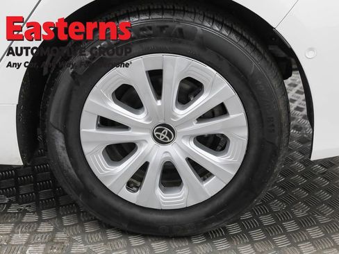 Used 2022 Toyota Prius LE image 31