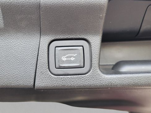 Used 2023 GMC Acadia SLT w/ Elevation Edition image 11