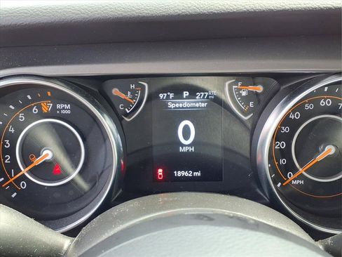 Used 2023 Jeep Gladiator Sport AWD/4WD image 12