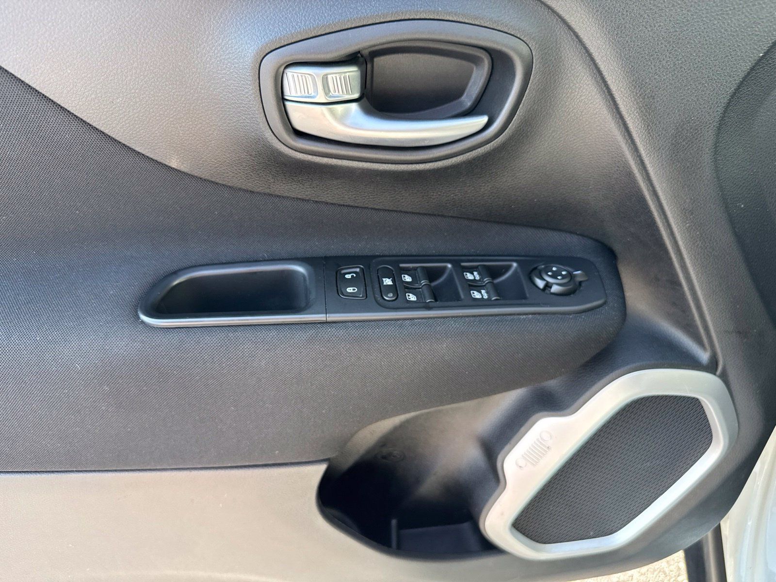 Used 2018 Jeep Renegade Latitude AWD/4WD image 16