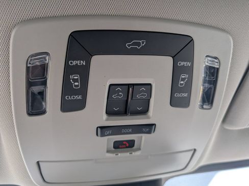 Used 2024 Toyota Sienna XLE FWD image 12