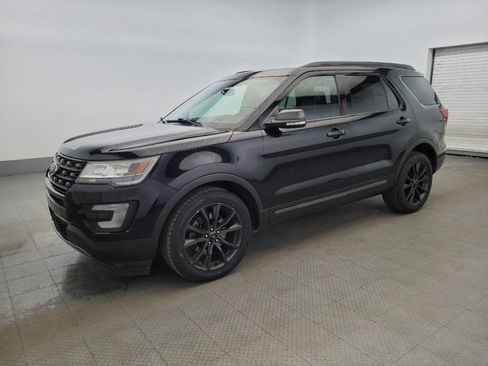 Used 2017 Ford Explorer XLT w/ Equipment Group 202A AWD/4WD image 2