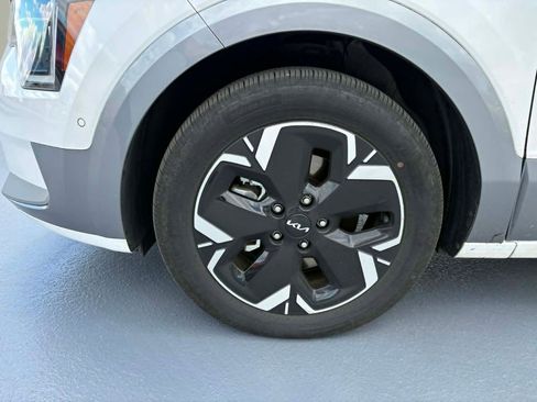 Certified 2024 Kia Niro Wave w/ Wave Preserve Package FWD image 6