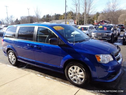 Used 2018 Dodge Grand Caravan SE image 2
